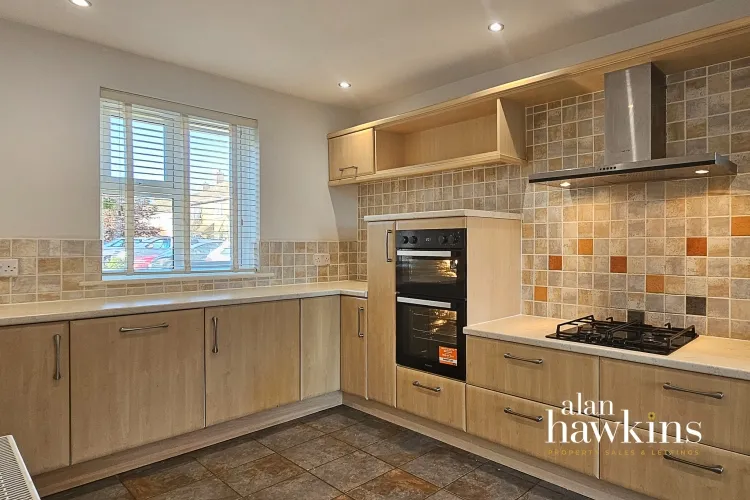 Lancaster Square, Lyneham, SN15, photo 7