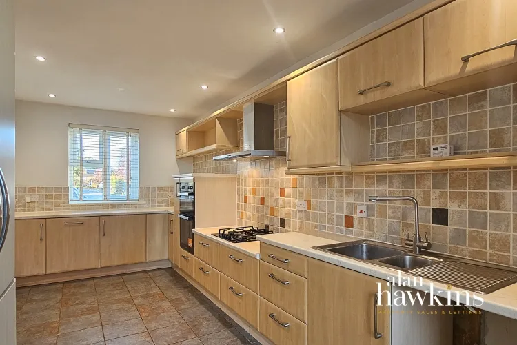 Lancaster Square, Lyneham, SN15, photo 9