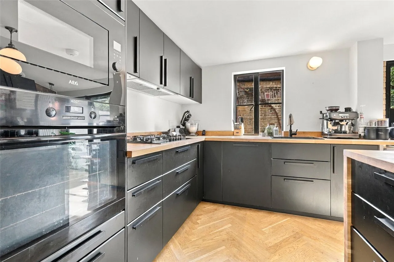 Albion Road, London, N16, photo 11