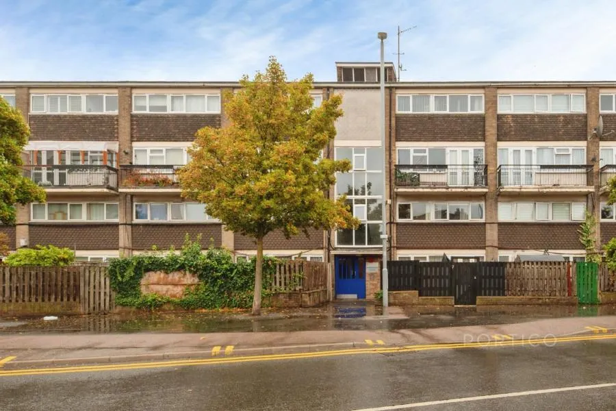 3 bed flat to rent, Leyton Grange Estate, London, E10
