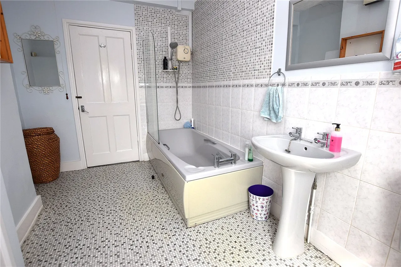 Queens Road, Farnborough, Hampshire, GU14 6JW, photo 12