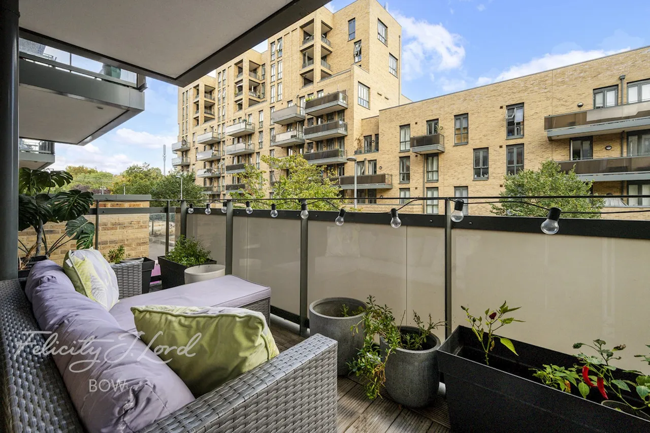 2 bed flat for sale, Nellie Cressall Way, London