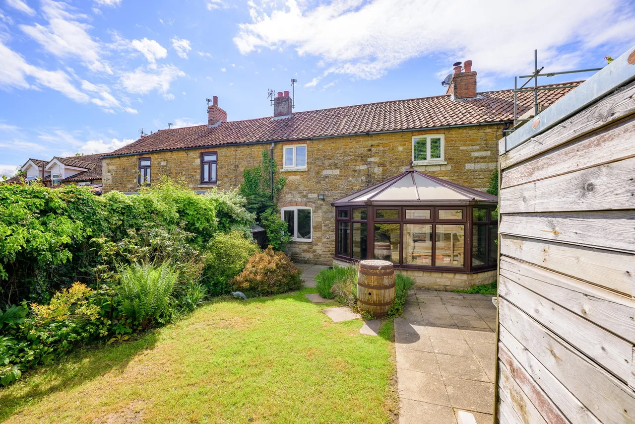 Mill Row, Barrowby, photo 8