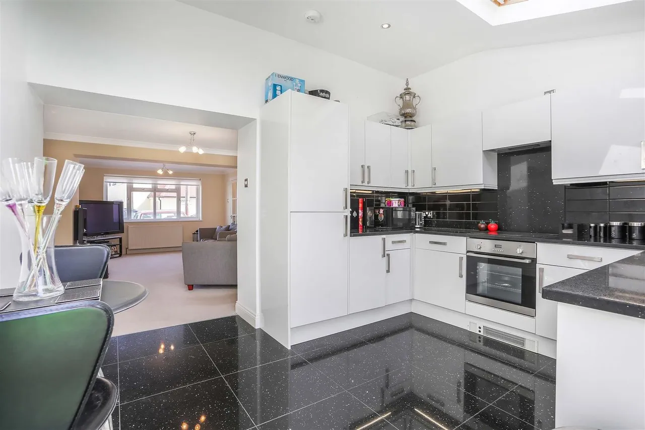Huntingdon Gardens, Worcester Park, KT4 8TF, photo 7