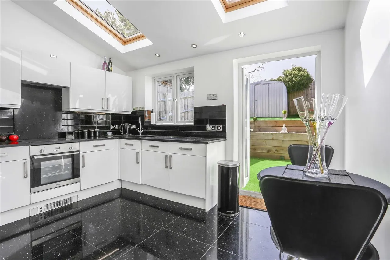 Huntingdon Gardens, Worcester Park, KT4 8TF, photo 5