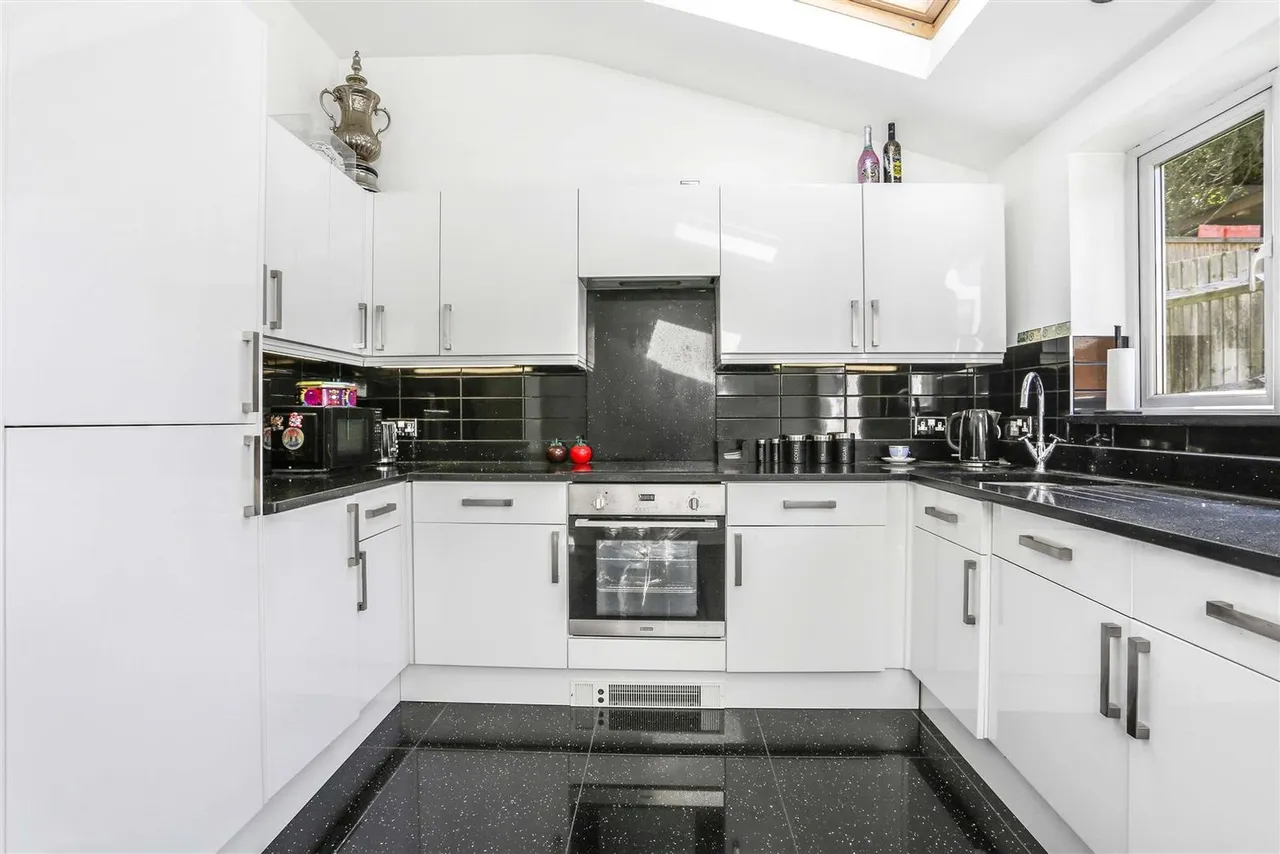 Huntingdon Gardens, Worcester Park, KT4 8TF, photo 6