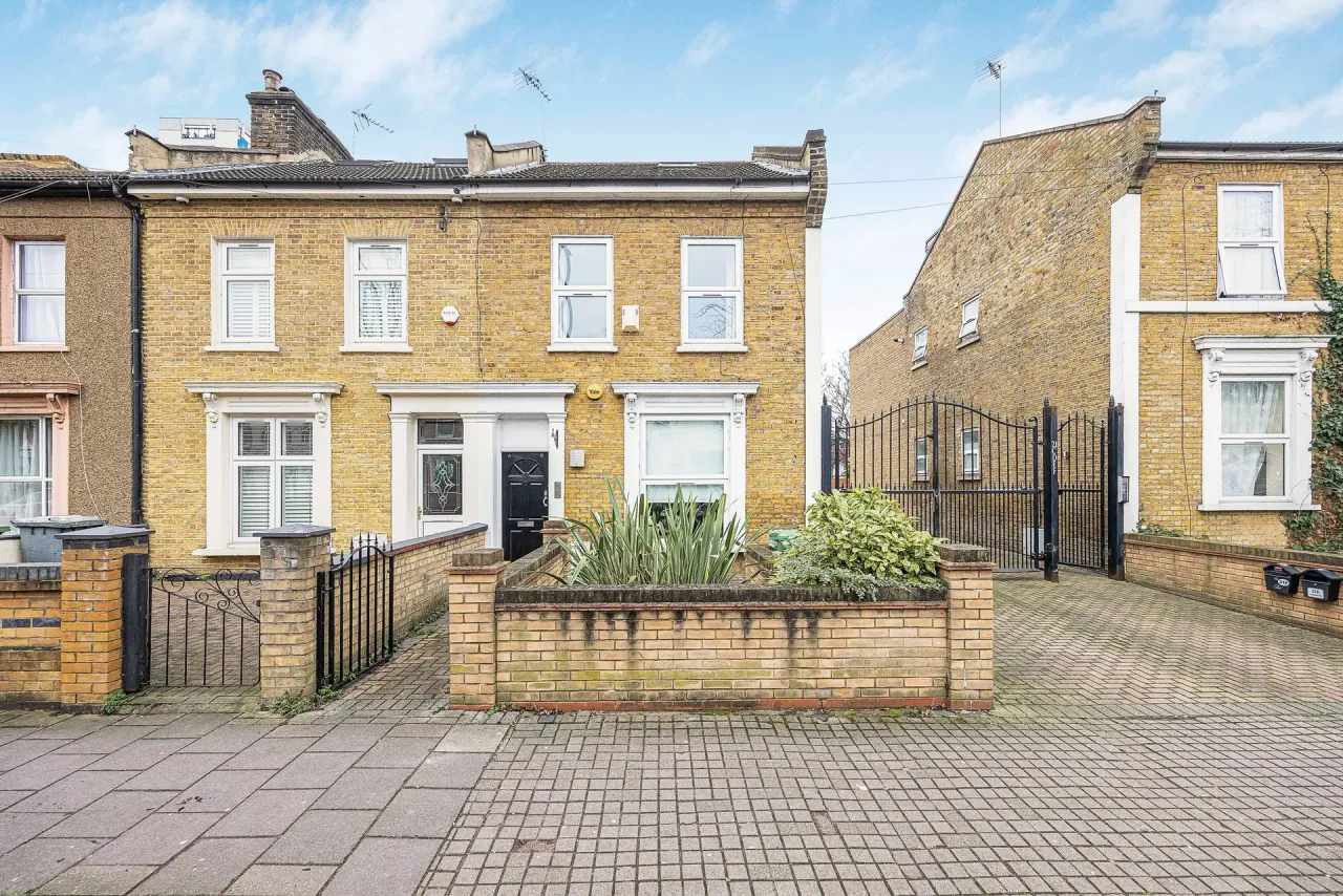2 bed flat for sale — Chobham Road, London, E15