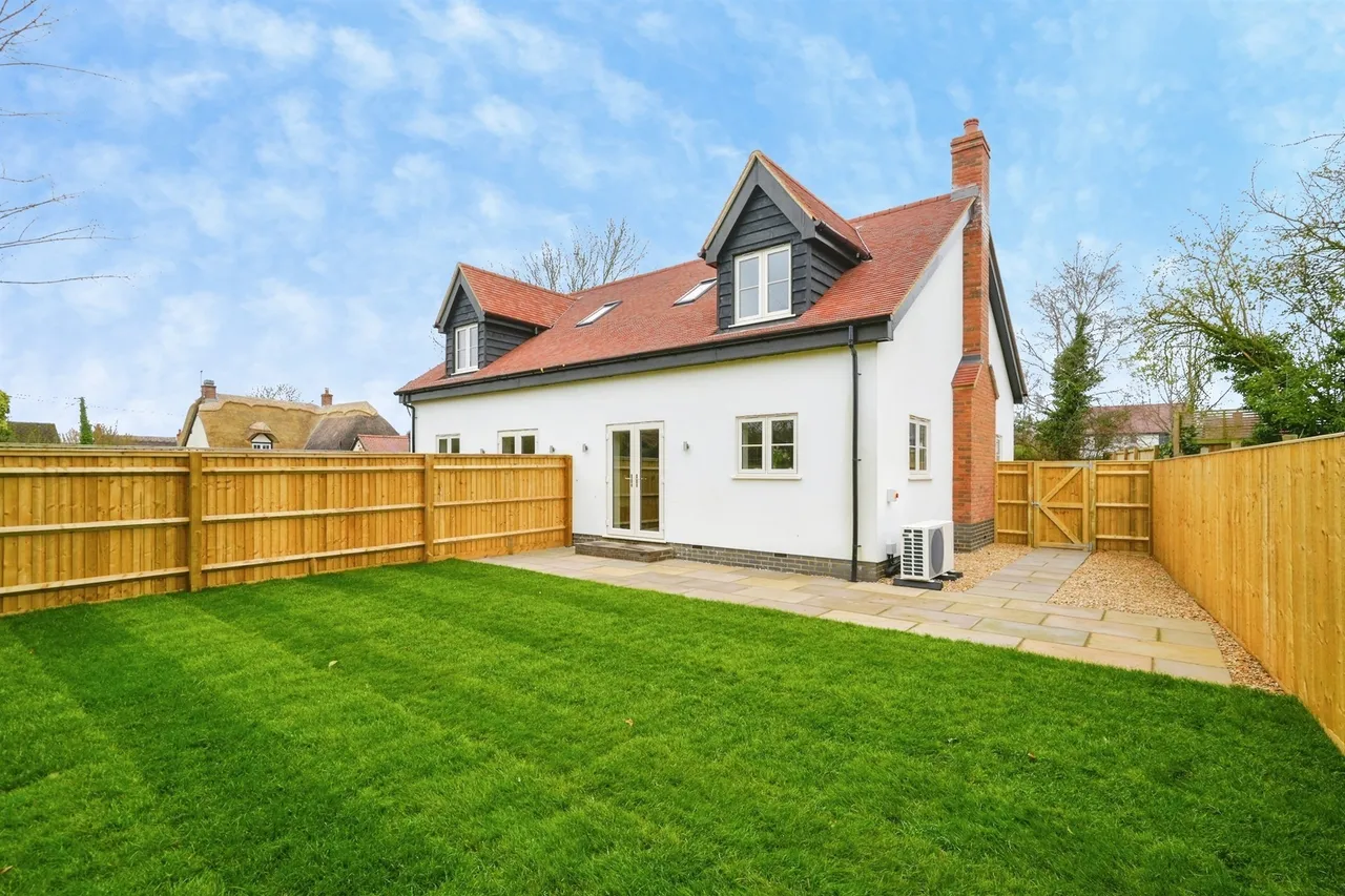 Worminghall Road, Ickford, Aylesbury, photo 2