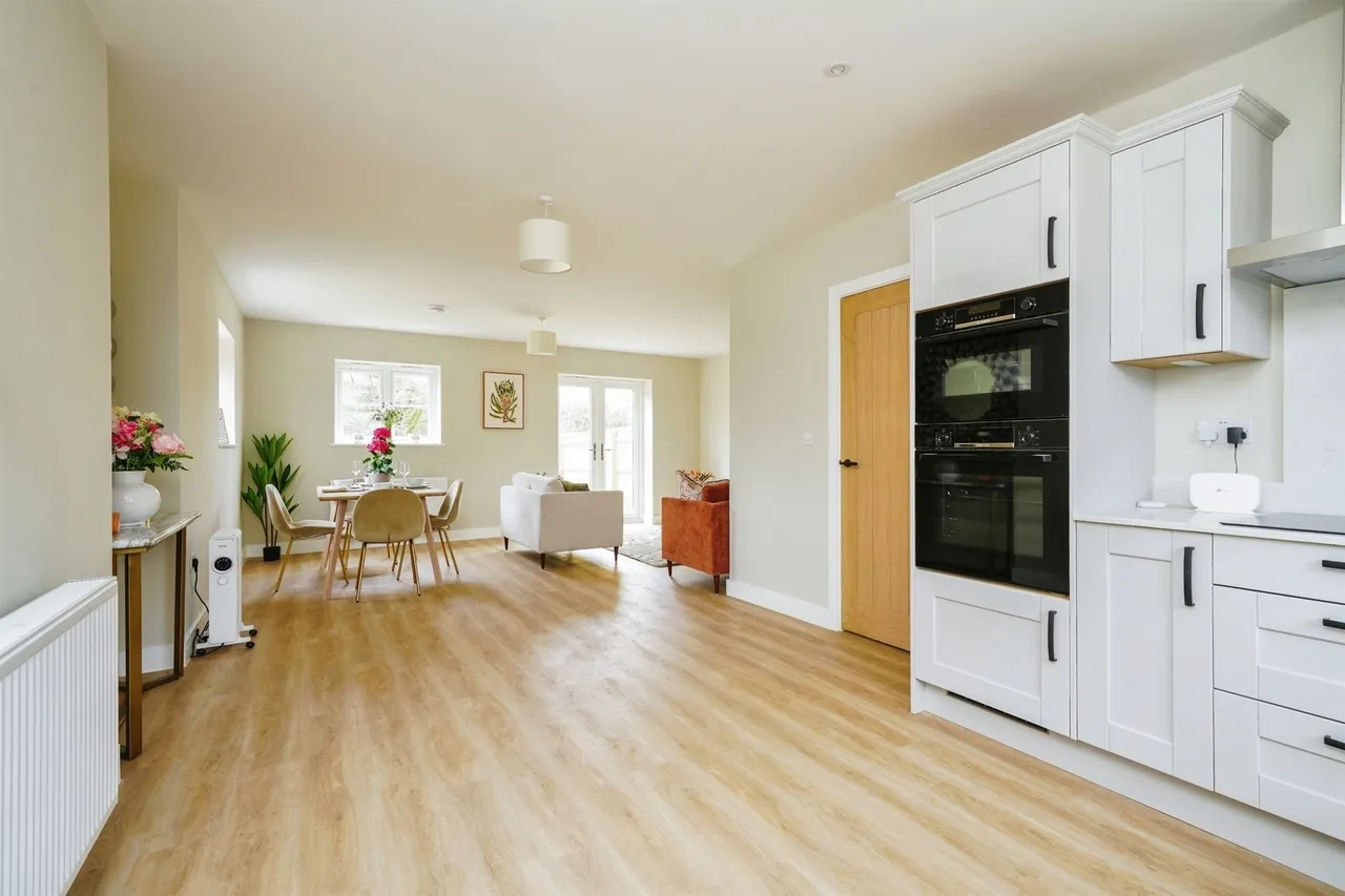 Worminghall Road, Ickford, Aylesbury, photo 3