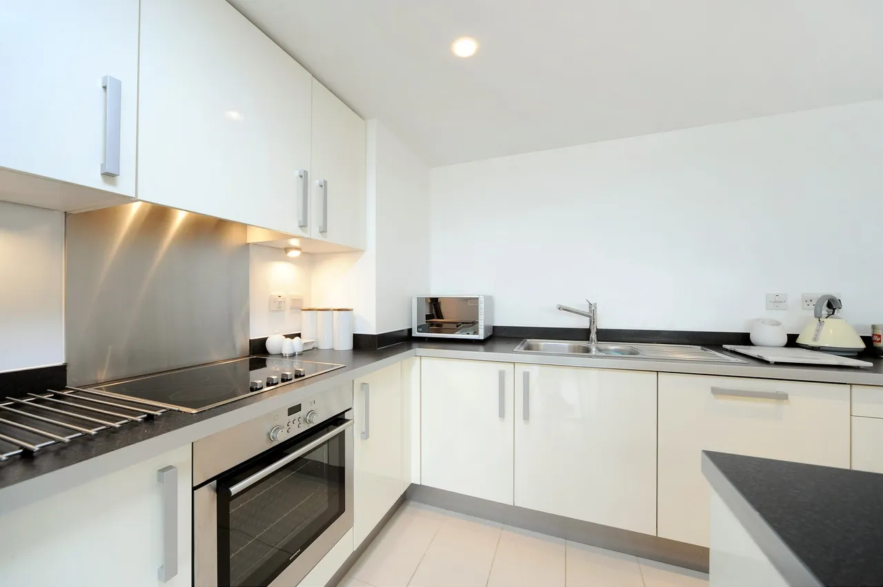 Lombard Road, London, SW11, photo 2
