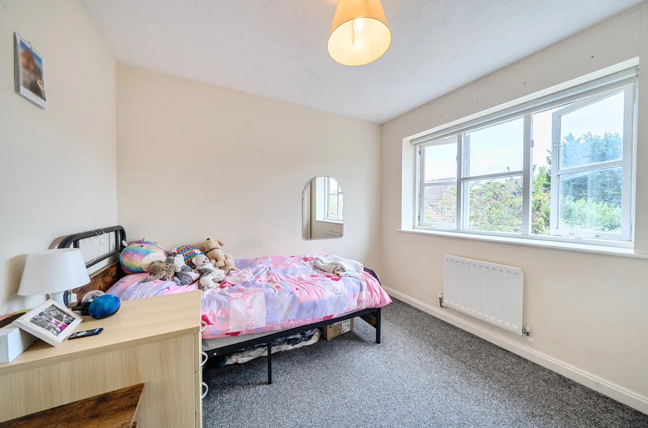 Sycamore Road, Farnborough, Hampshire, GU14 6PH, photo 5
