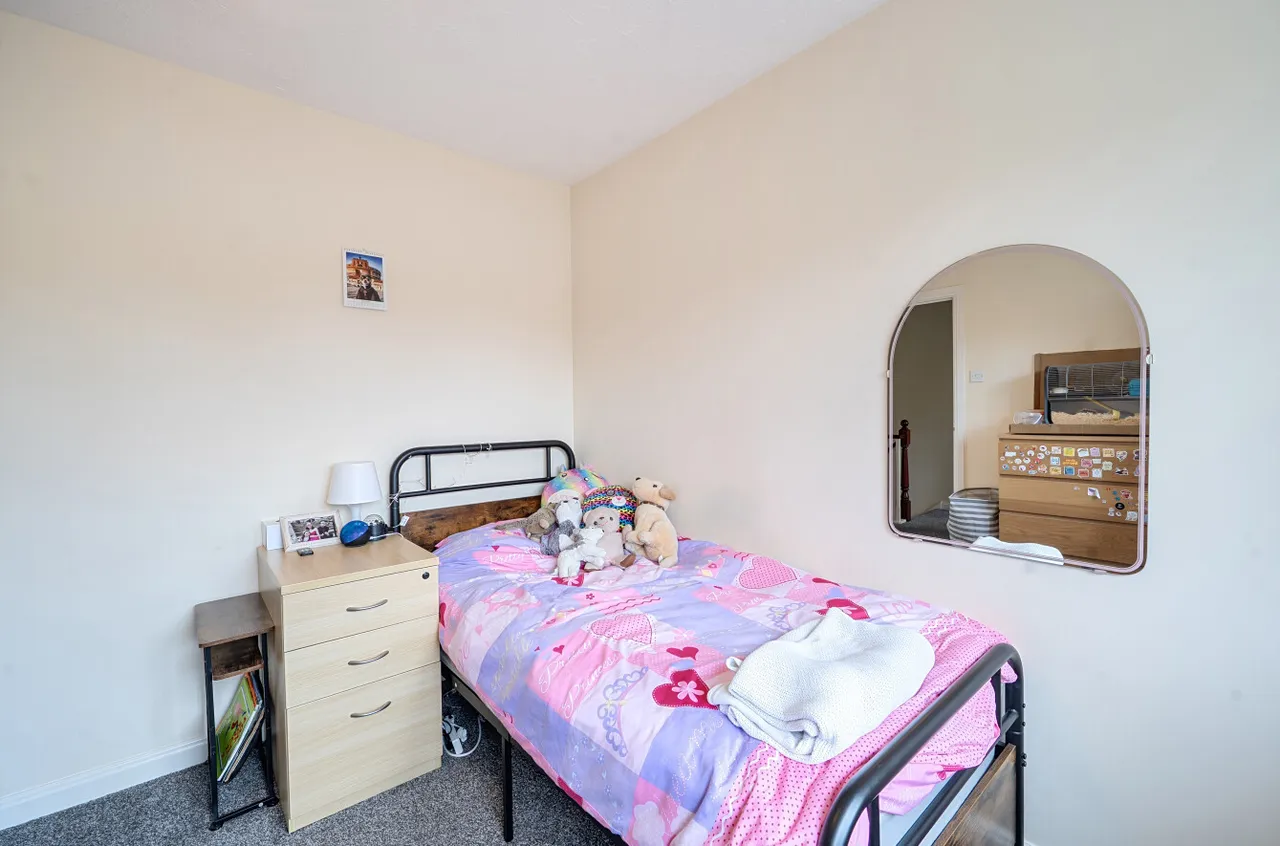 Sycamore Road, Farnborough, Hampshire, GU14 6PH, photo 12
