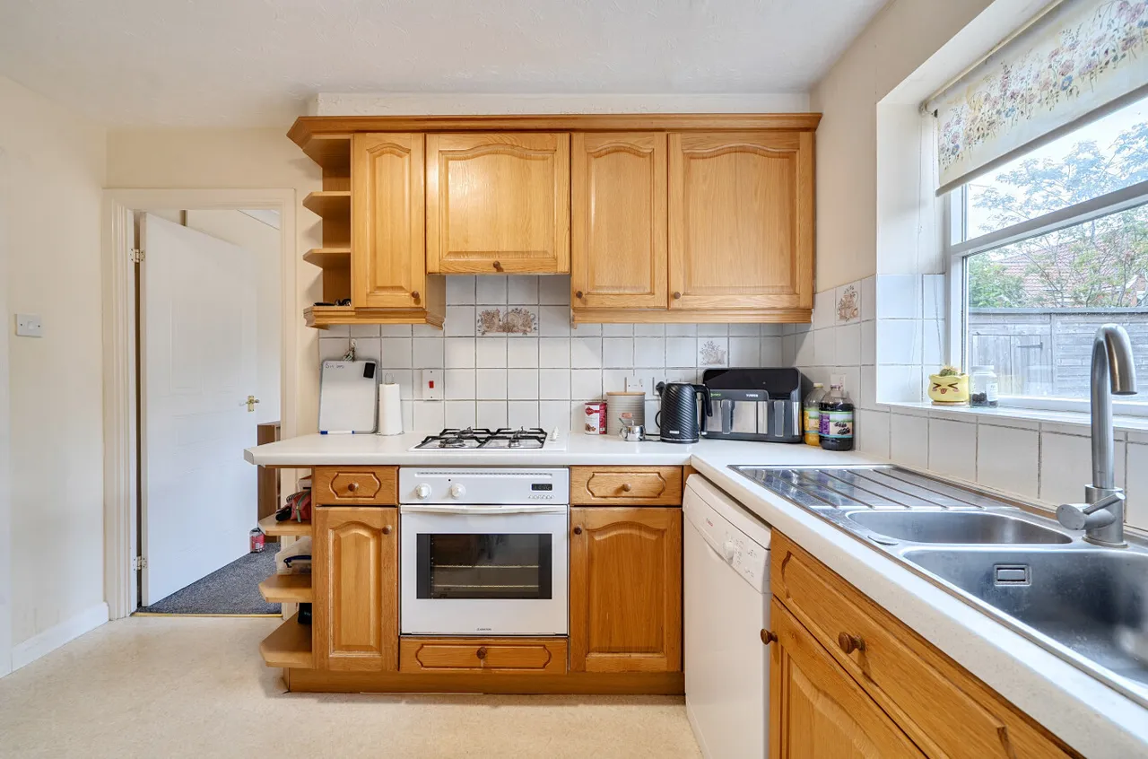 Sycamore Road, Farnborough, Hampshire, GU14 6PH, photo 13