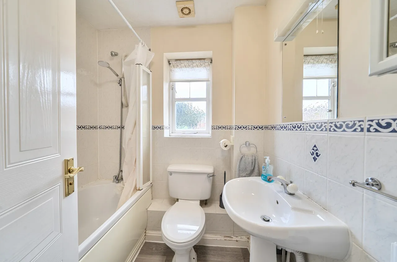 Sycamore Road, Farnborough, Hampshire, GU14 6PH, photo 6