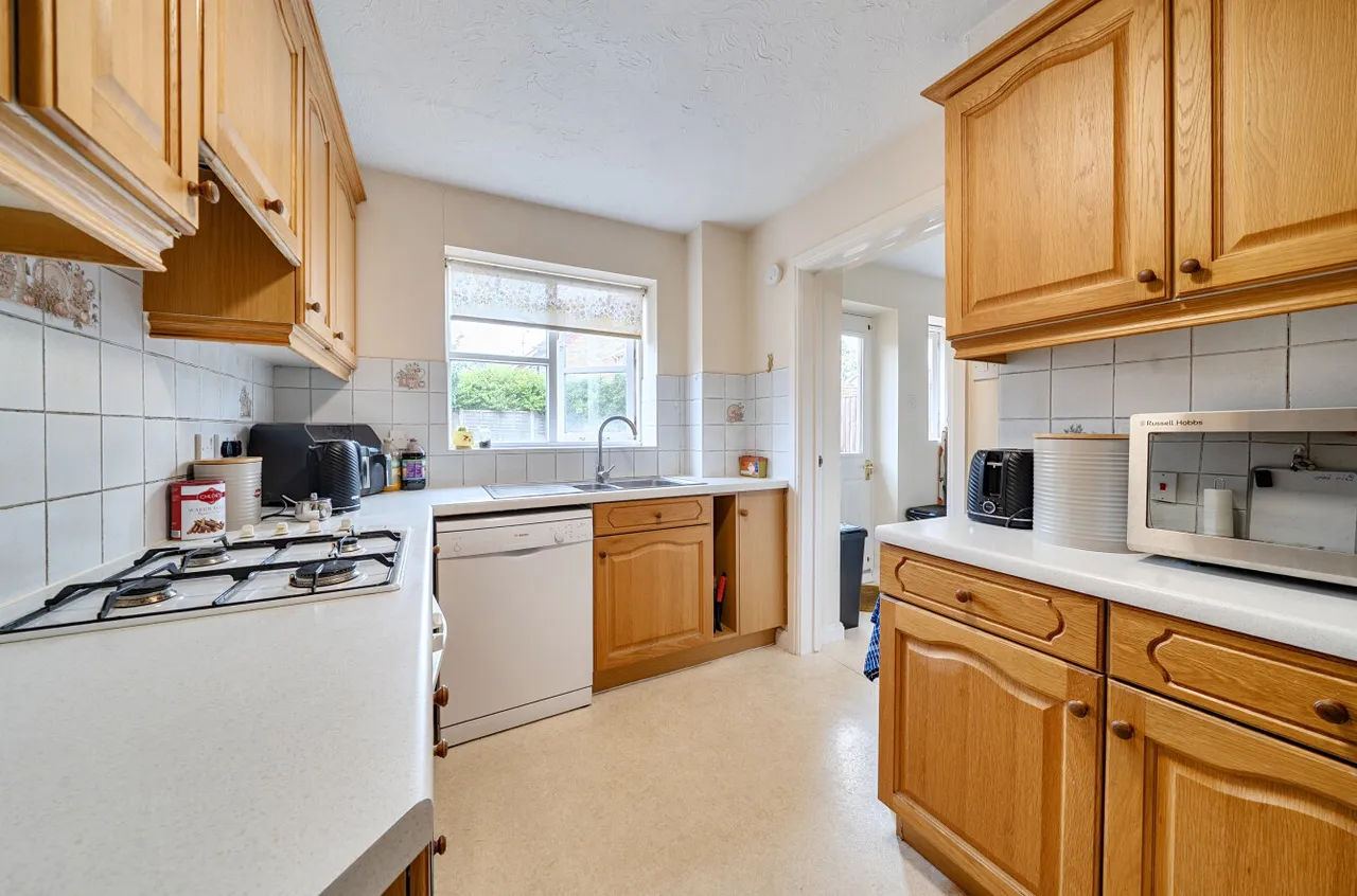 Sycamore Road, Farnborough, Hampshire, GU14 6PH, photo 2