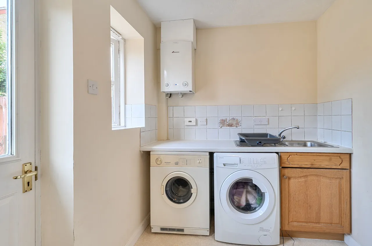 Sycamore Road, Farnborough, Hampshire, GU14 6PH, photo 8