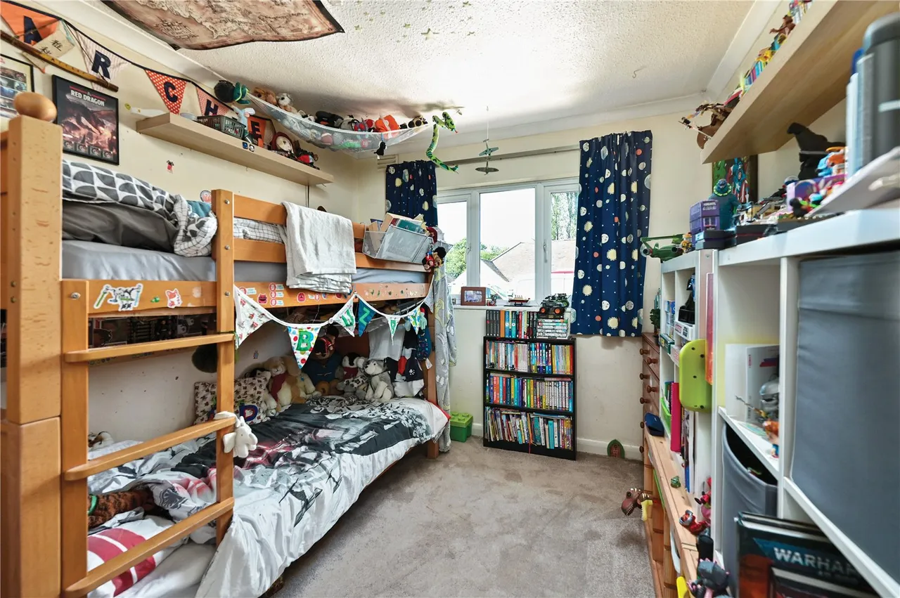 Kings Avenue, Tongham, Farnham, Surrey, GU10 1AU, photo 10