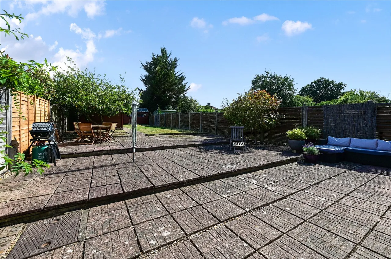 Kings Avenue, Tongham, Farnham, Surrey, GU10 1AU, photo 14