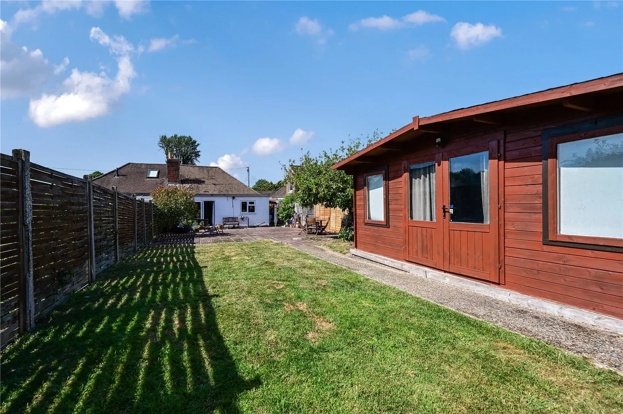 Kings Avenue, Tongham, Farnham, Surrey, GU10 1AU, photo 8