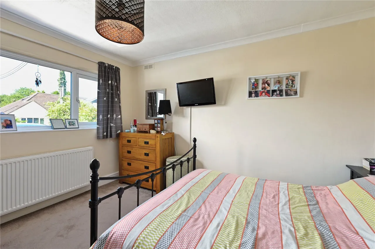 Kings Avenue, Tongham, Farnham, Surrey, GU10 1AU, photo 7