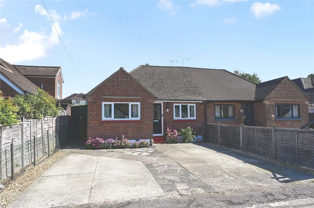 2 bed house for sale — Kings Avenue, Tongham, Farnham, Surrey, GU10 1AU