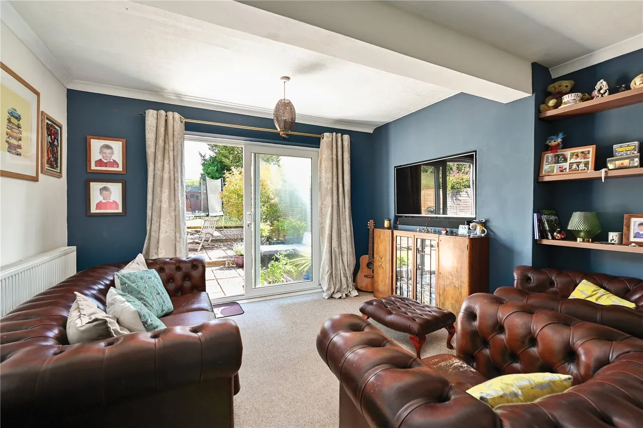 Kings Avenue, Tongham, Farnham, Surrey, GU10 1AU, photo 5