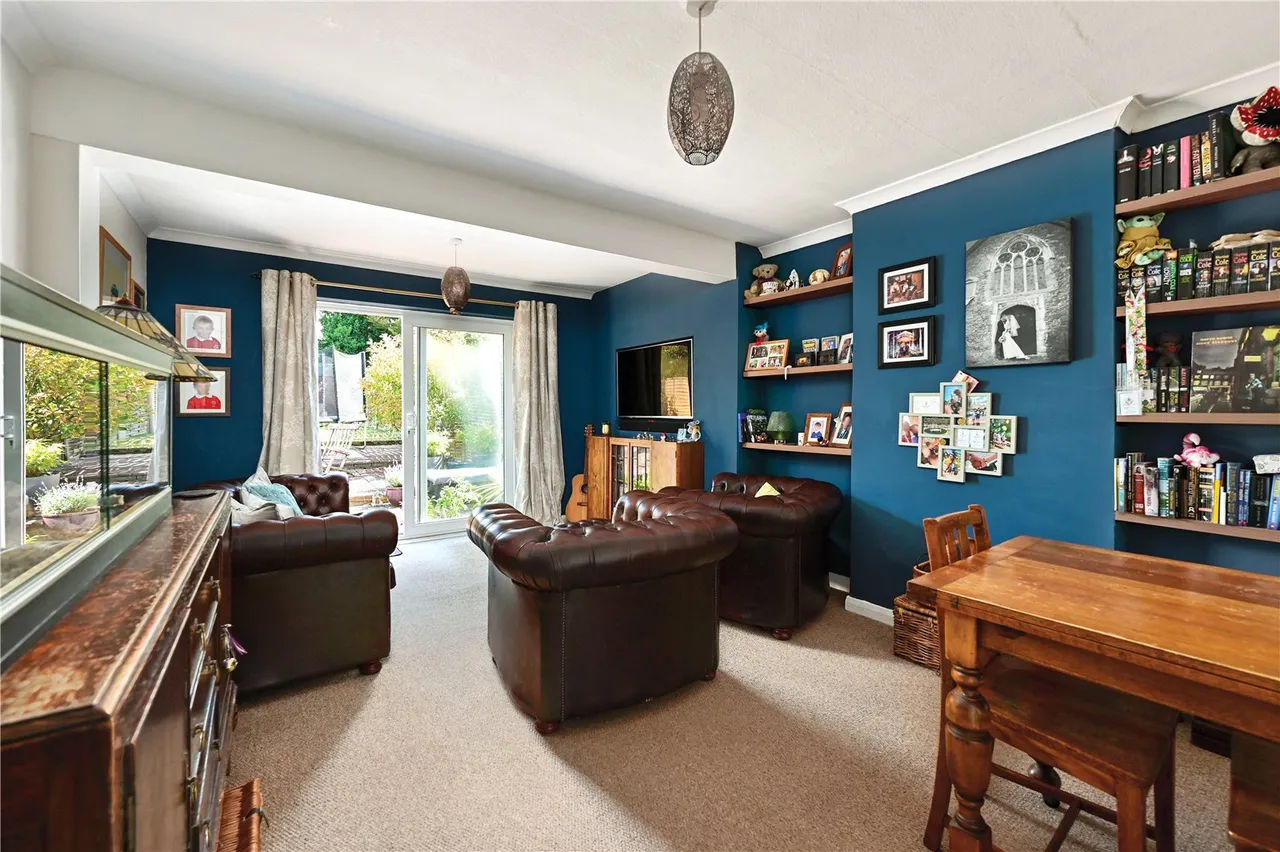 Kings Avenue, Tongham, Farnham, Surrey, GU10 1AU, photo 3