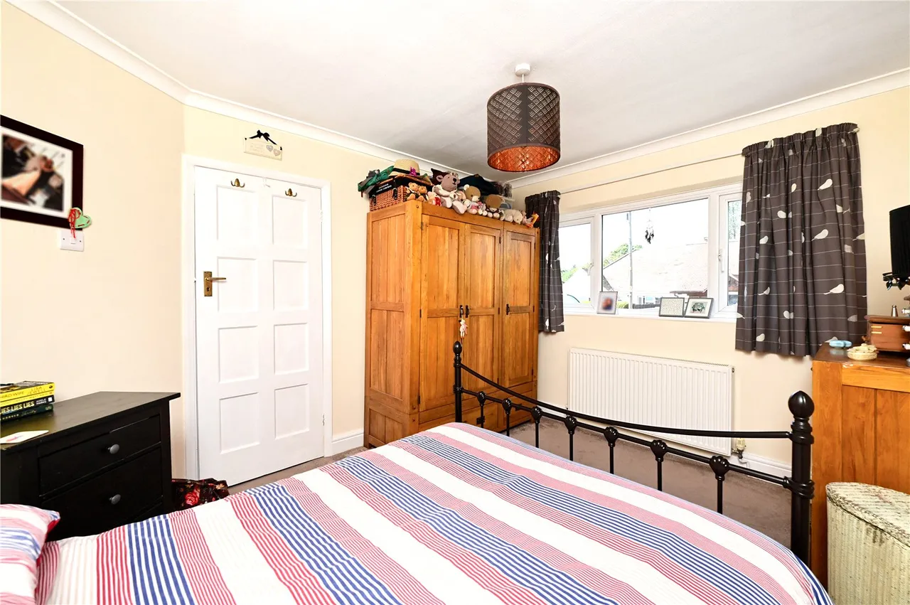 Kings Avenue, Tongham, Farnham, Surrey, GU10 1AU, photo 6
