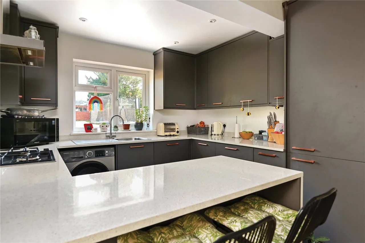 Kings Avenue, Tongham, Farnham, Surrey, GU10 1AU, photo 4