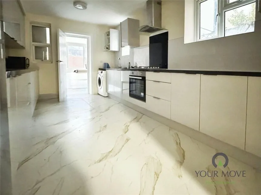 1 bed flat to rent — Ceylon Place, Eastbourne, East Sussex, BN22