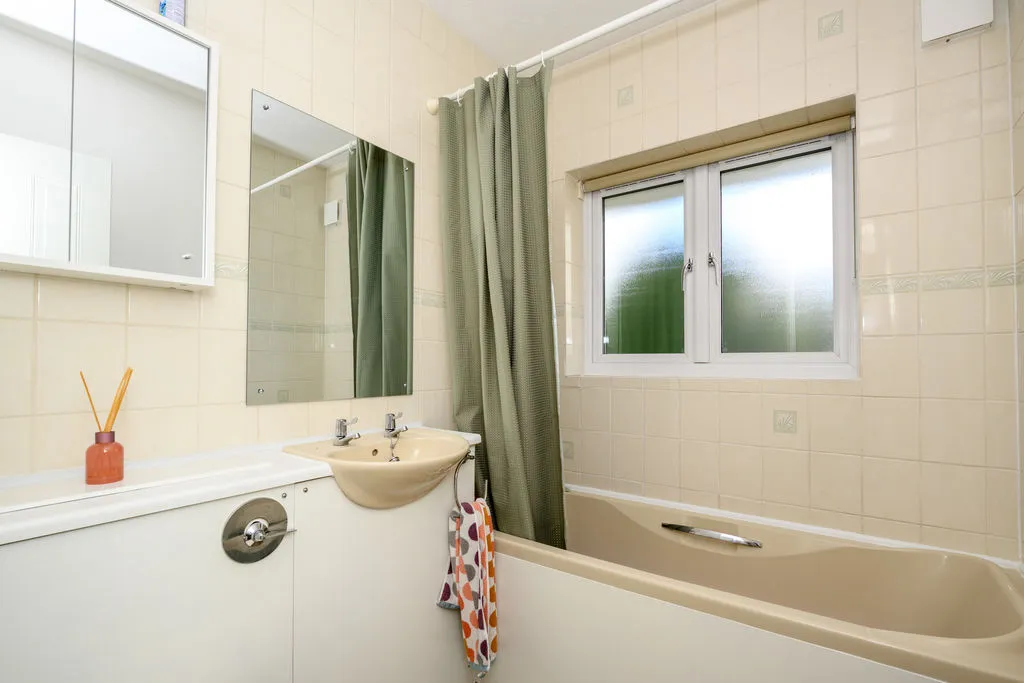 Burn Close, Addlestone KT15 2PJ, photo 7