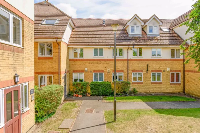 Burn Close, Addlestone KT15 2PJ, photo 8