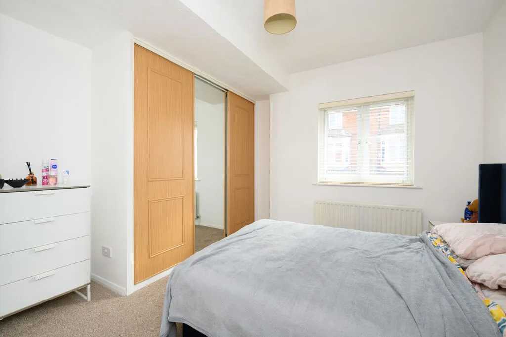 Burn Close, Addlestone KT15 2PJ, photo 5