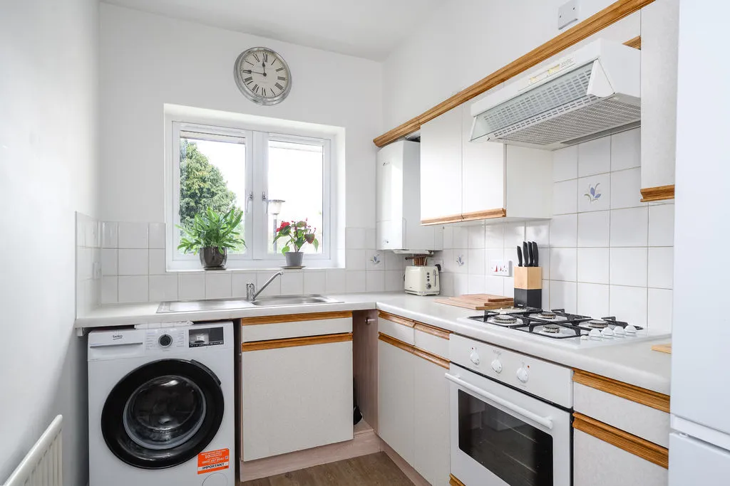 Burn Close, Addlestone KT15 2PJ, photo 4