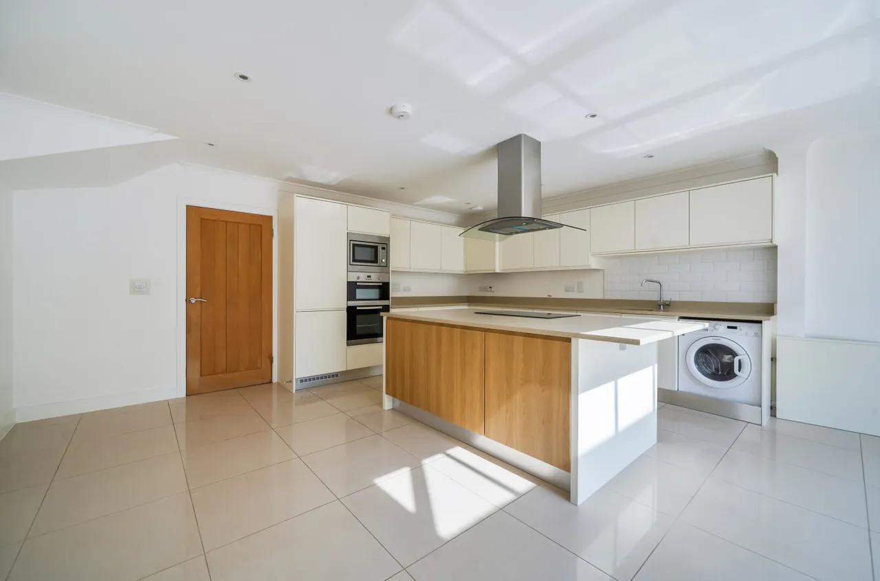 Finchampstead Road, Wokingham, Berkshire, RG41 2NU, photo 8