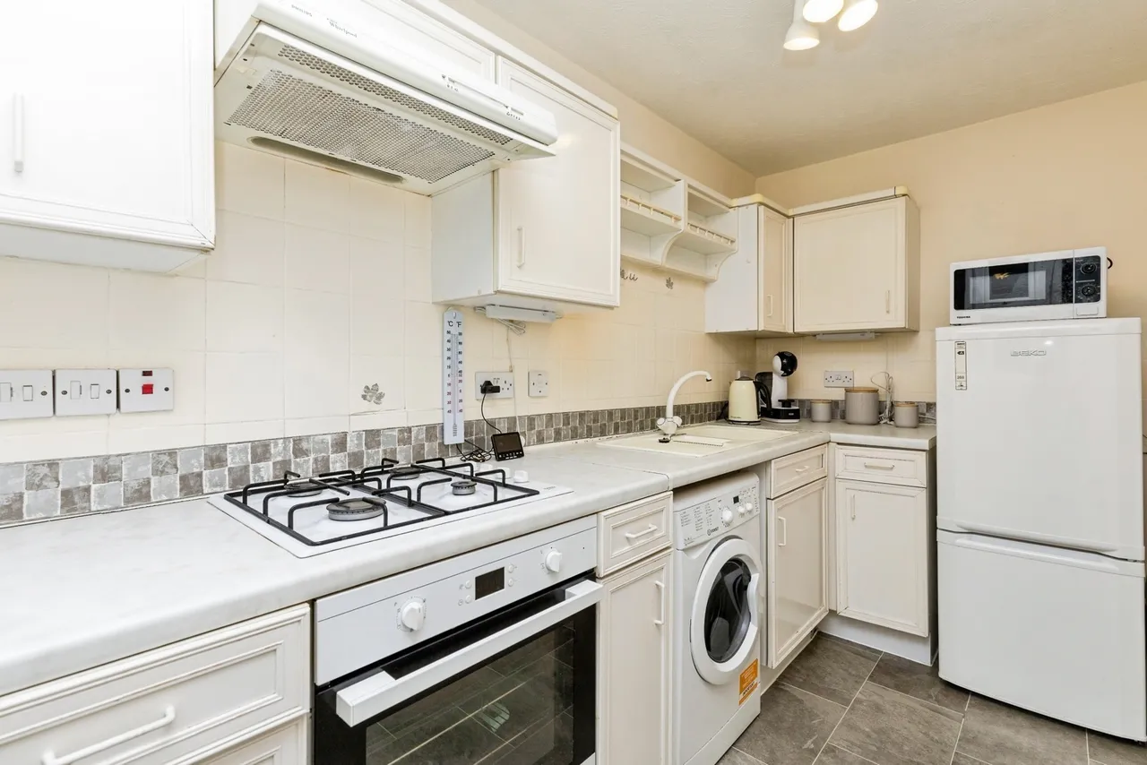 North Parade, Horsham, RH12, photo 3