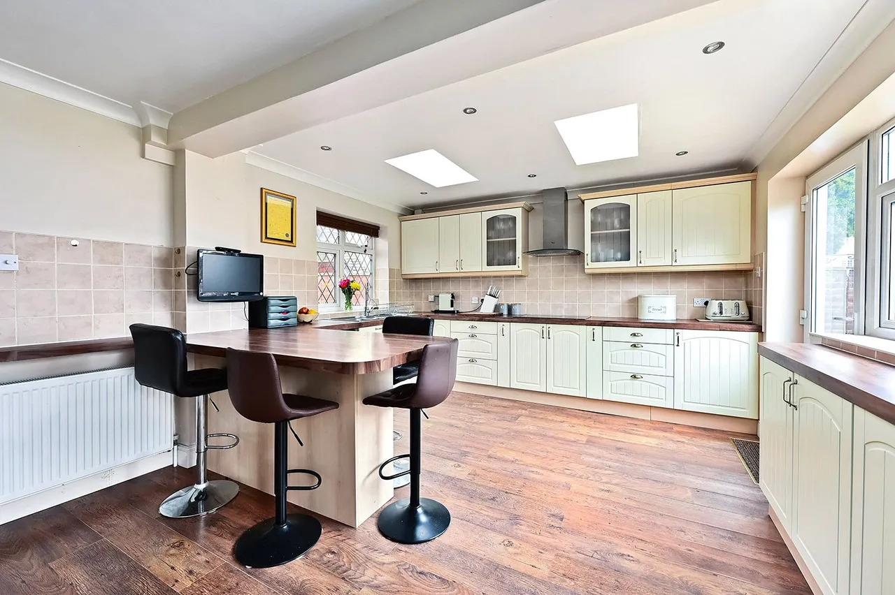 Moorhayes Drive, Laleham, TW18, photo 2