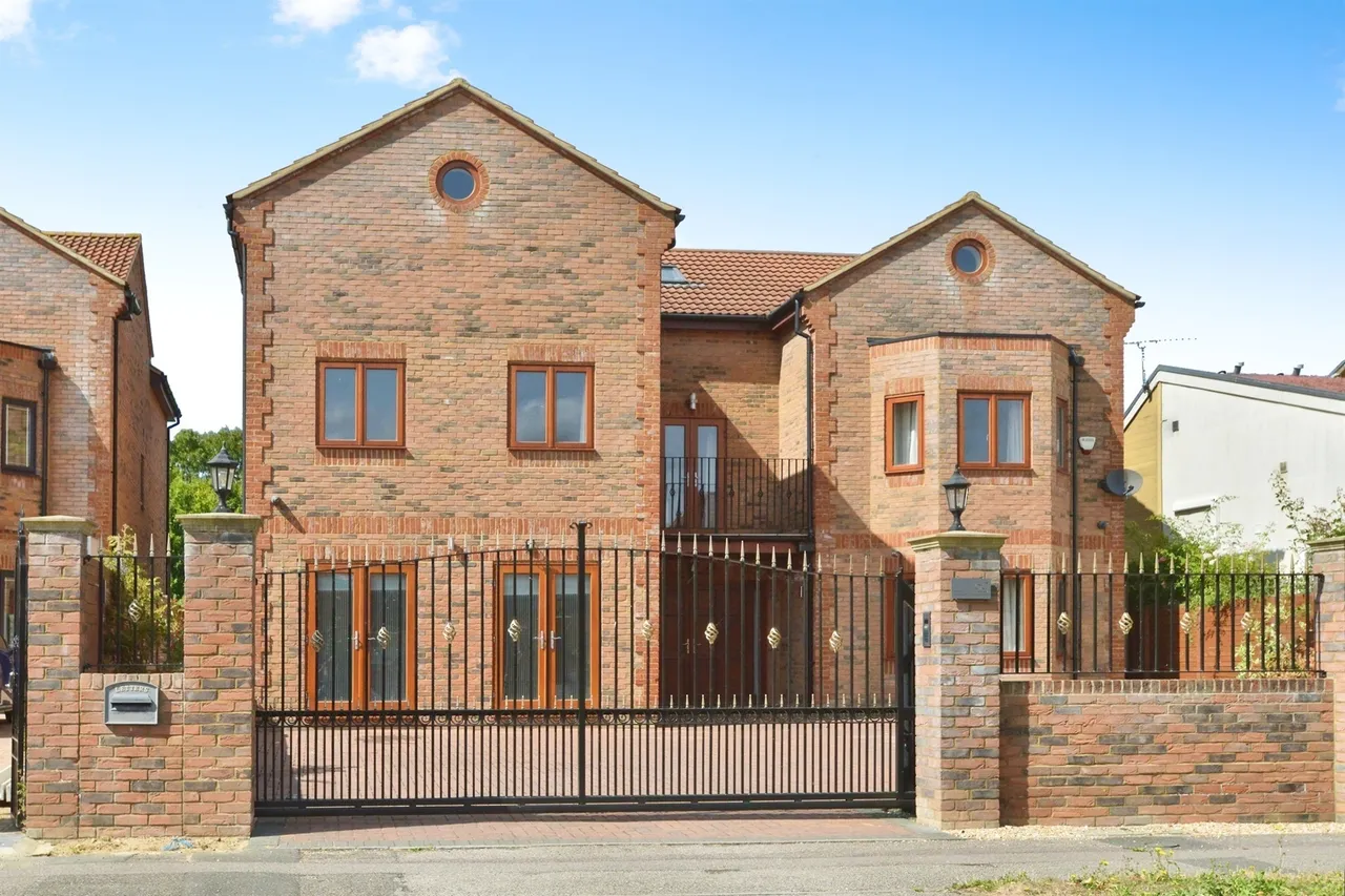 9 bed house for sale — Ashford Crescent, Grange Farm, Milton Keynes
