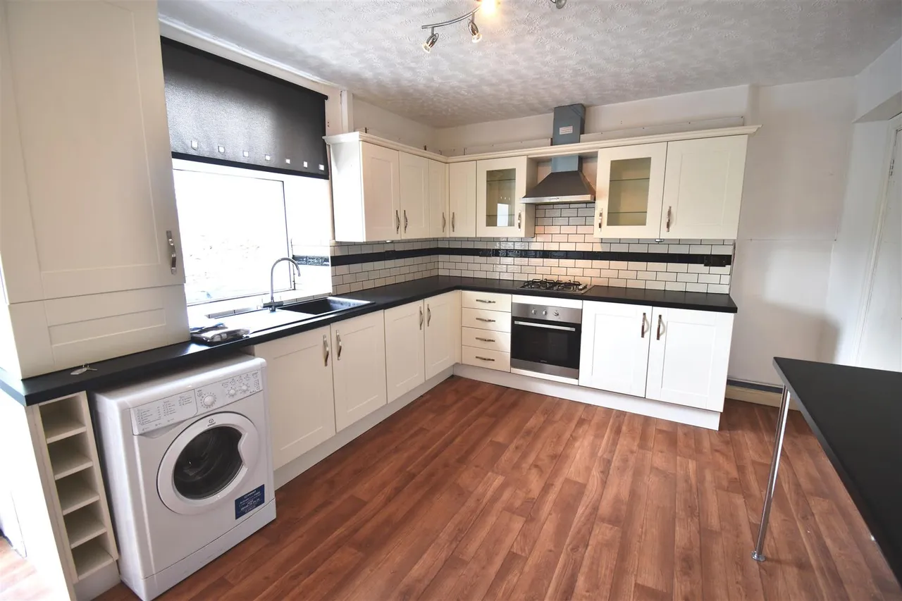 Heaton Place, Buxton, photo 2