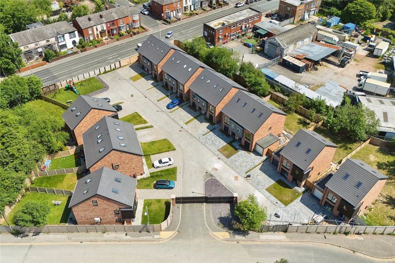 4 bed house for sale — Old Hall Street, Kearsley, Bolton, Greater Manchester, BL4