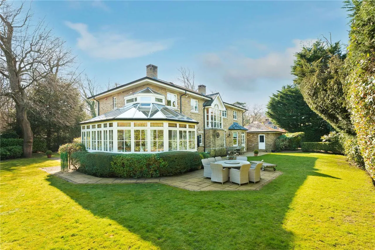 Burwood Road, Hersham, Walton-on-Thames, Surrey, KT12 4AS, photo 2