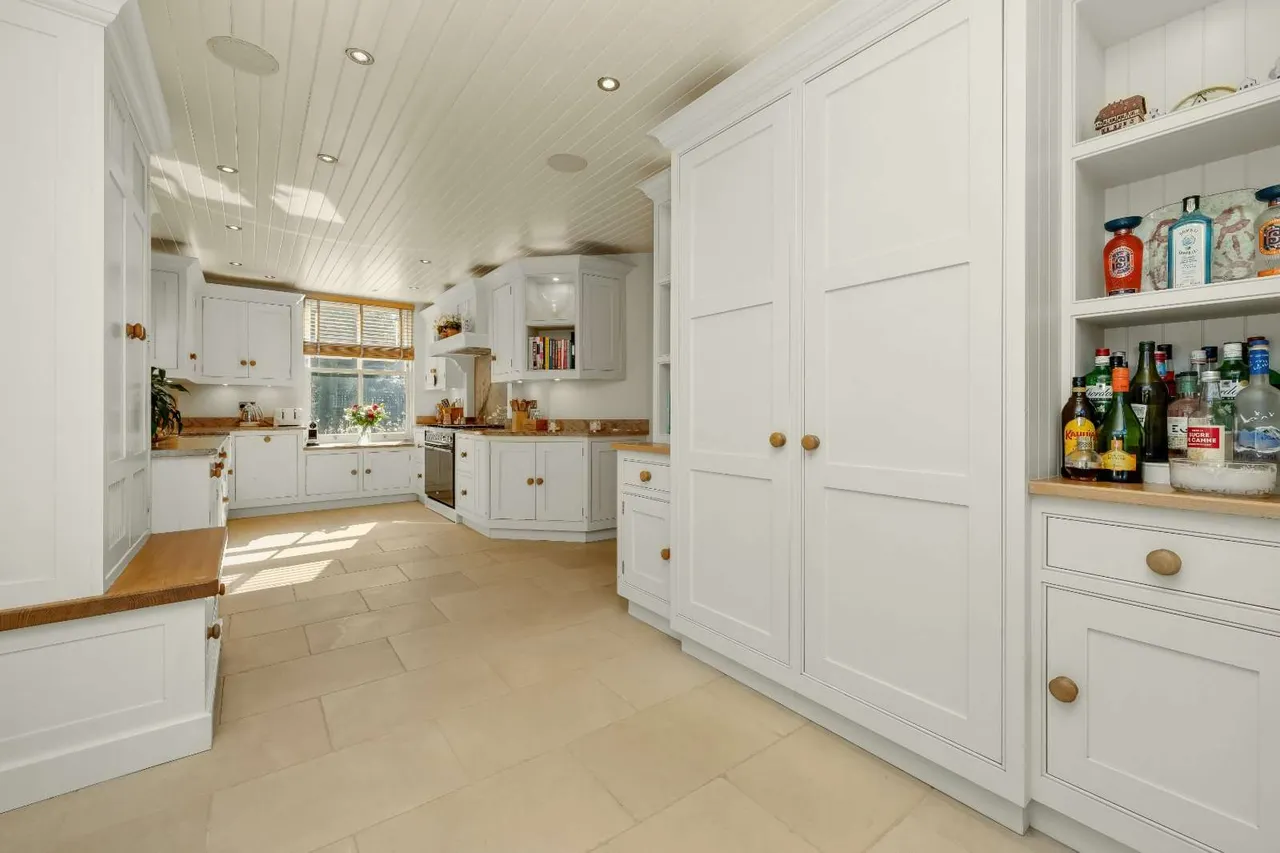 Burwood Road, Hersham, Walton-on-Thames, Surrey, KT12 4AS, photo 3