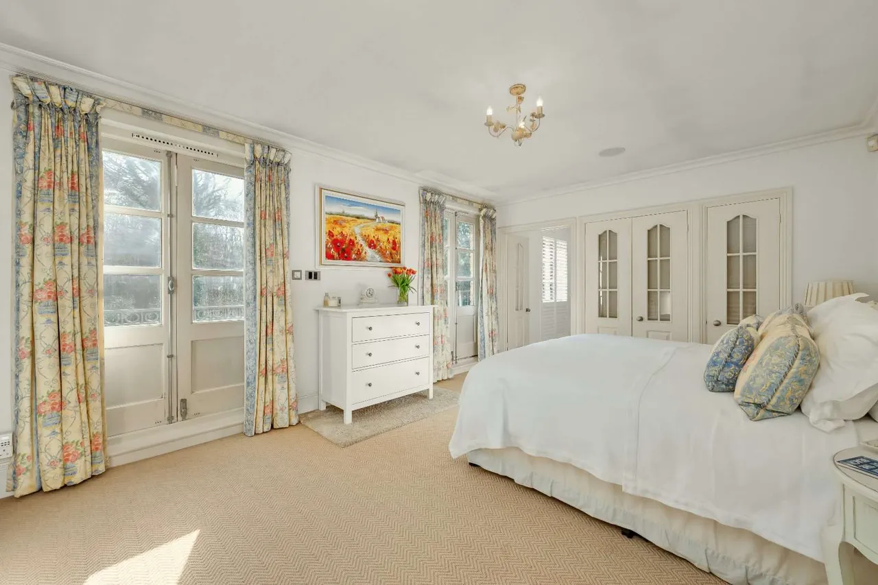 Burwood Road, Hersham, Walton-on-Thames, Surrey, KT12 4AS, photo 12