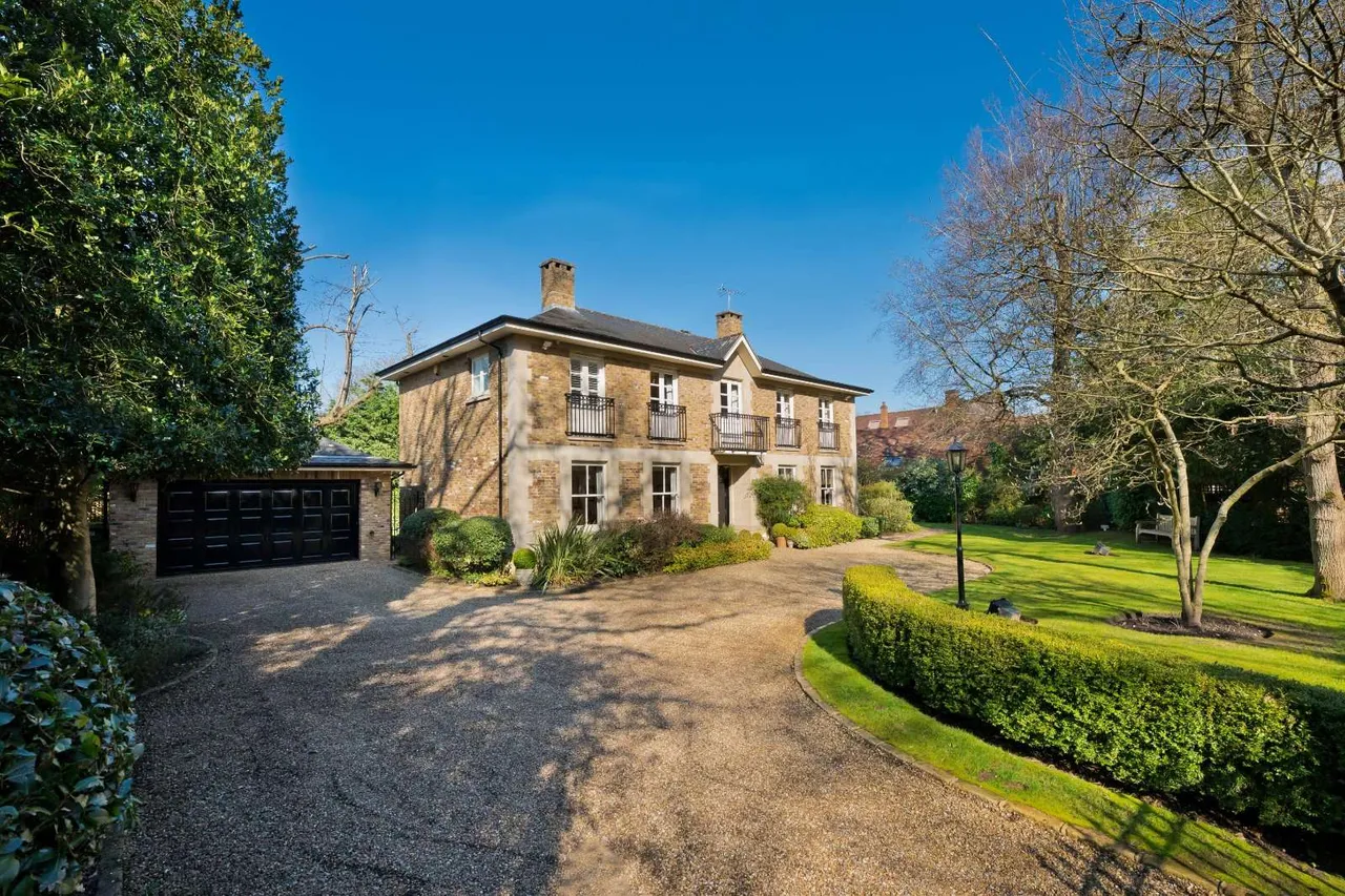 5 bed house for sale — Burwood Road, Hersham, Walton-on-Thames, Surrey, KT12 4AS