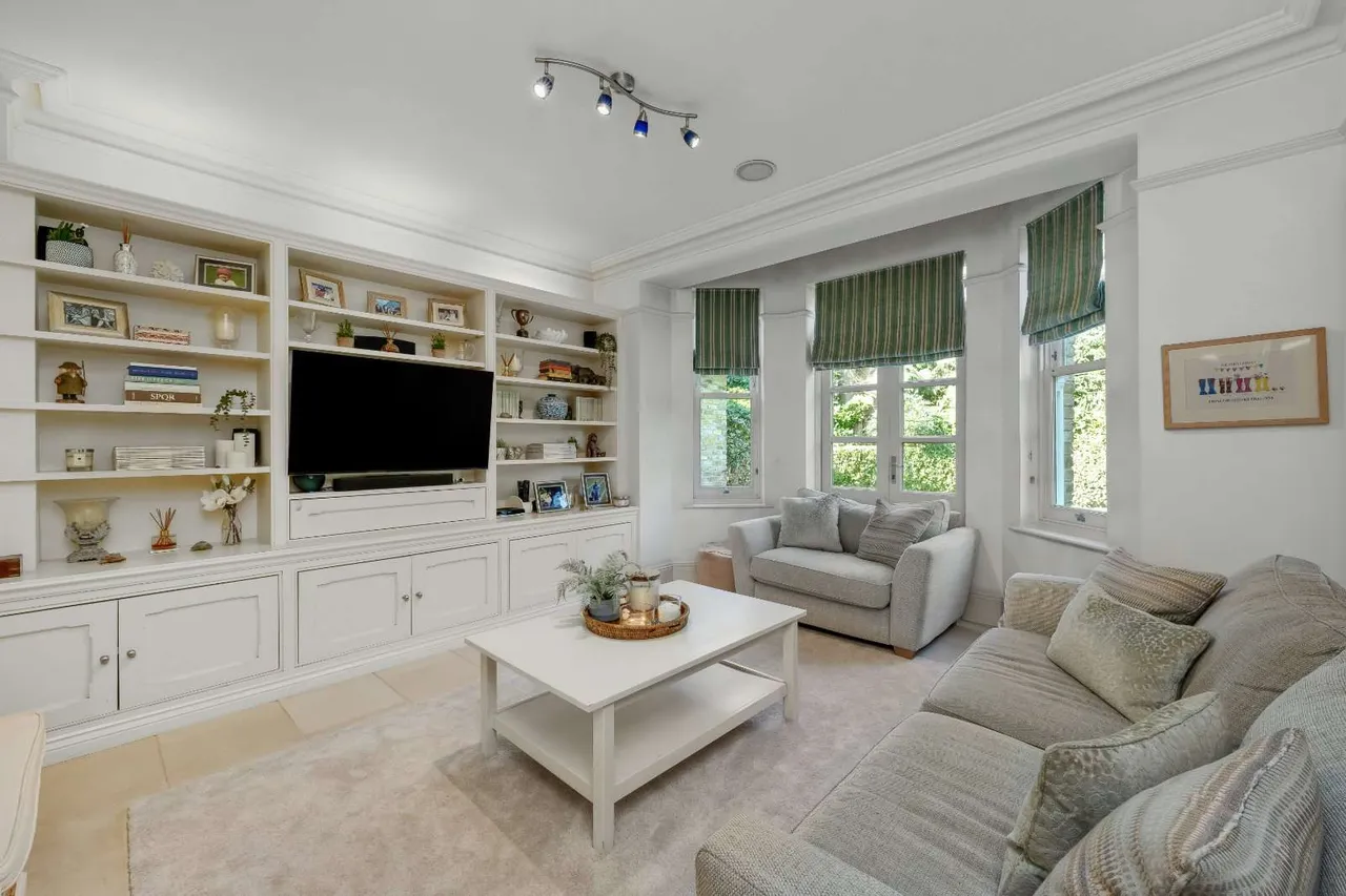 Burwood Road, Hersham, Walton-on-Thames, Surrey, KT12 4AS, photo 5