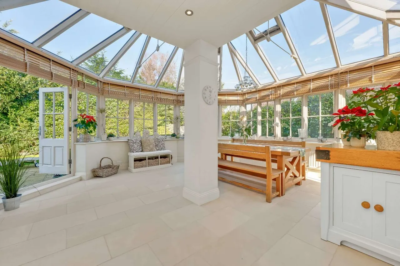 Burwood Road, Hersham, Walton-on-Thames, Surrey, KT12 4AS, photo 4