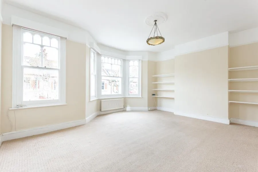 3 bed flat to rent, Bowood Road, London, SW11