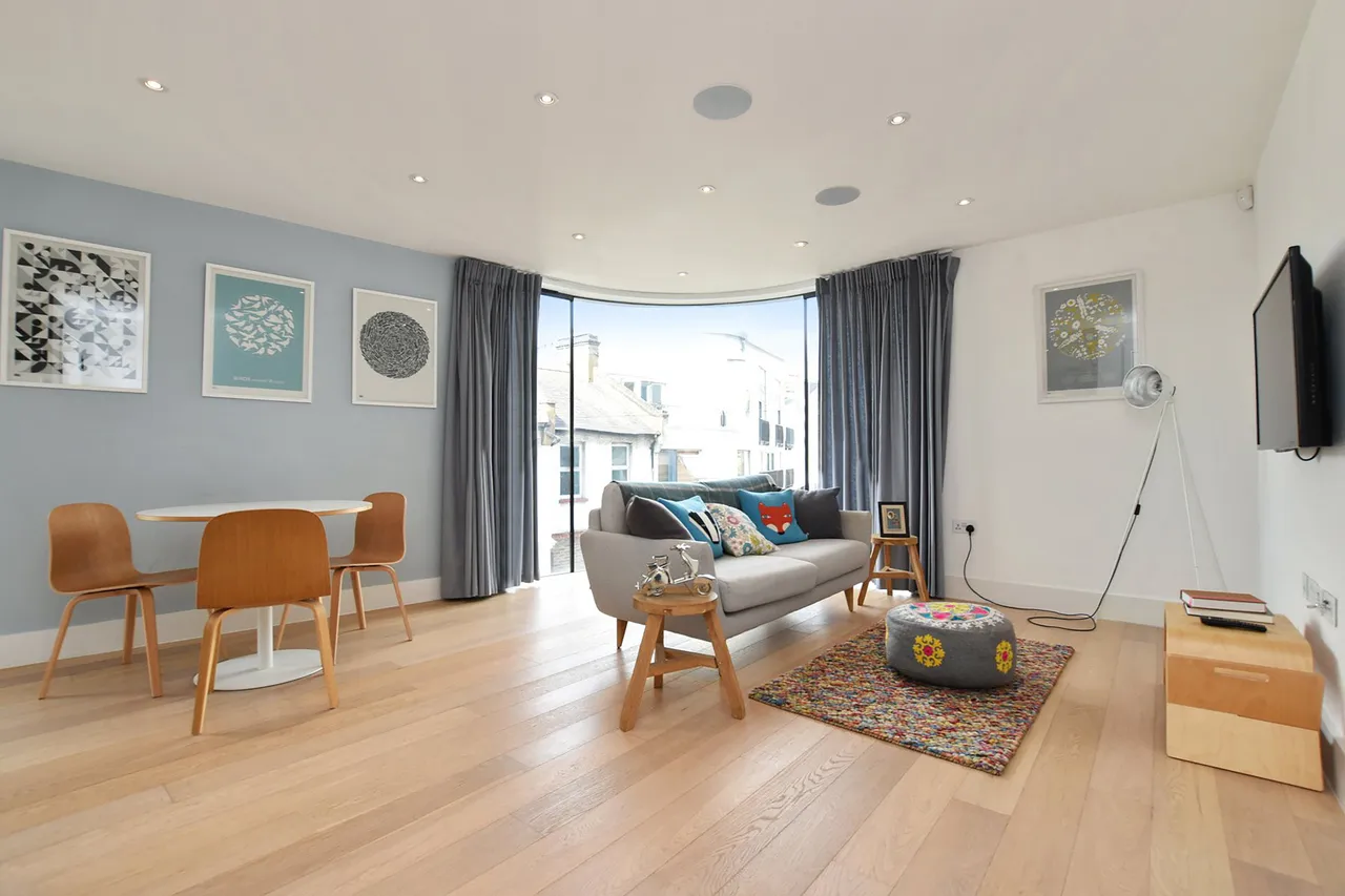 2 bed flat for sale — Regent Street, London, NW10