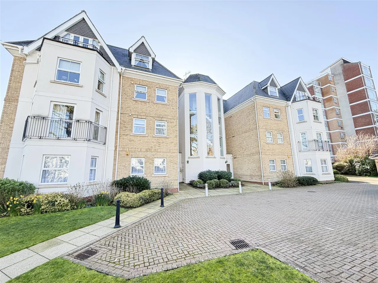 3 bed flat for sale — 13-15 The Goffs, Eastbourne, BN21 1HJ