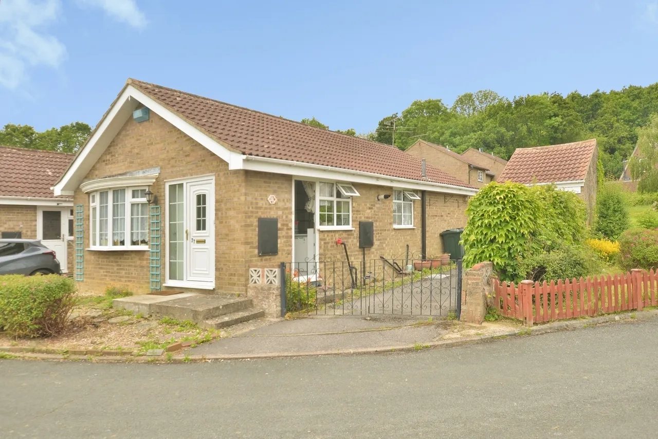 2 bed house for sale, Hawks Way, Ashford, TN23